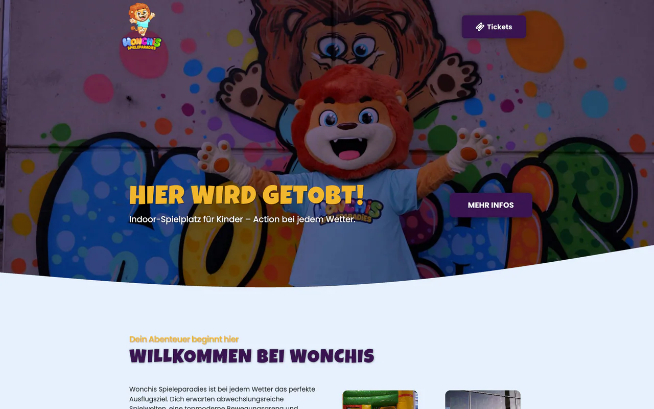 Startbereich der Wonchis-Website mit Löwenmaskottchen und der Überschrift „Hier wird getobt!“
